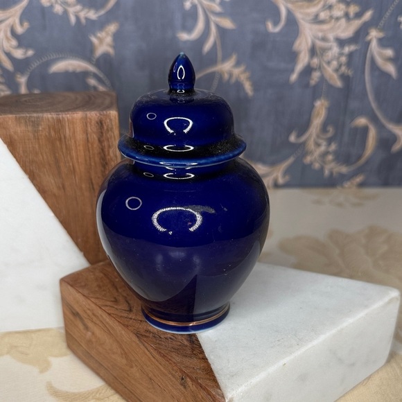 Vintage Cobalt Blue Ginger Jar Japanese Lidded Ceramic Porcelain Peacocks Floral - Picture 6 of 8